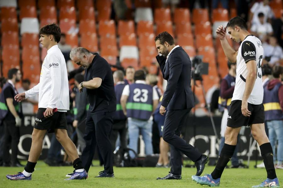 Antrenorul Ruben Baraja, în costum, cu capul plecat după fluierul final / Foto: Imago Haos la Valencia! Revolta fanilor s-a lăsat cu proteste, foc și distrugeri