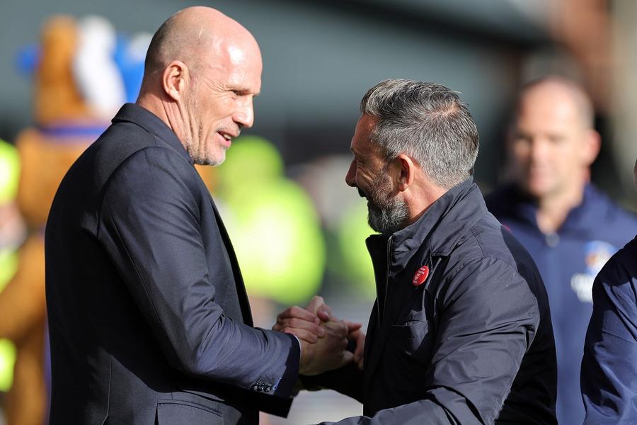 Philippe Clement și antrenorul lui Kilmarnock, Derek McInnes, posibilul său înlocuitor pe banca lui Rangers. Foto: Imago Rangers - FCSB, meci capital pentru antrenorul Philippe Clement » Cine e favorit să-l înlocuiască pe banca scoțienilor