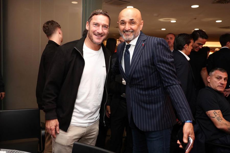 Francesco Totti, care a jucat 190 de meciuri (100 de goluri, 52 de assisturi) sub comanda lui Luciano Spalletti, a uitat de conflictul dintre ei din finalul carierei / Foto: Imago Revenire șoc în Serie A! O legendă anunță că e gata de joc în două luni. „De ce nu aș face-o în nebunia mea?!”