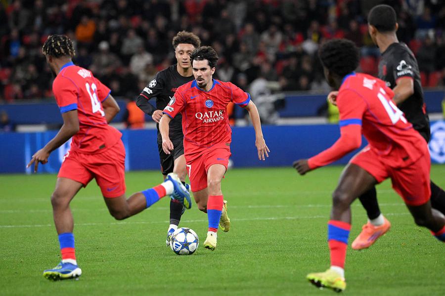 Portughezul Vitinha, orchestrând jocul lui PSG / Foto: Imago Images Out Vinicius Jr. și Rodrygo, însă acoperă două posturi! » În cine poate investi Real Madrid banii din vânzarea brazilienilor