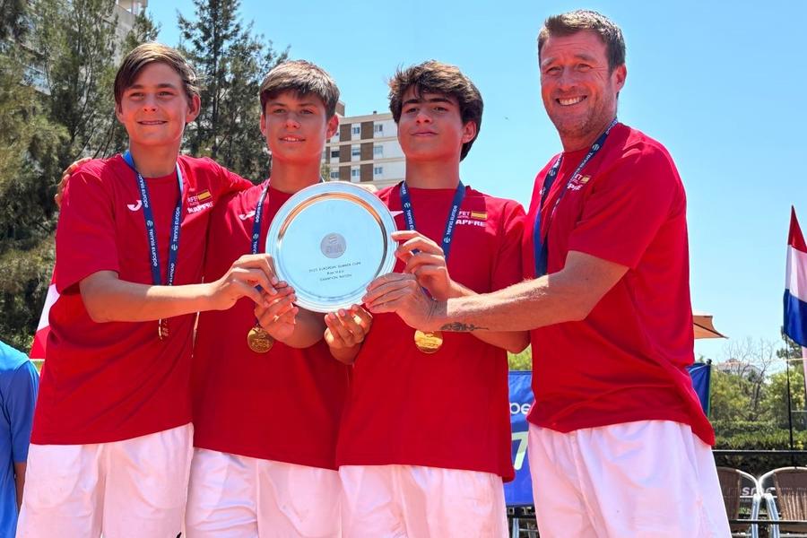 Echipa Spaniei de juniori U-14, cu Stefan Shangichev, Jaime Alcaraz, Pepe Garcia și Nicolas Perez Foto: RFET Are 14 ani și merge pe urmele fratelui său mai mare, liderul ATP Carlos Alcaraz: „Se va vorbi mult despre el”