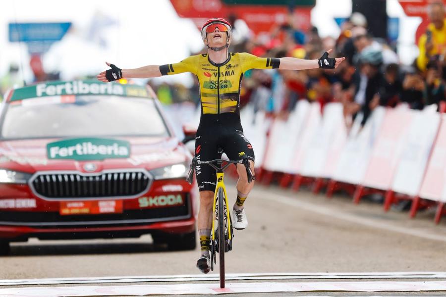 Jonas Vingegaard după o victorie de etapă în Turul Spaniei 2025 Foto: X/La Vuelta Jonas Vingegaard, cu ochii pe Il Giro 2026?: „Există ciclism și în afara Turului Franței”