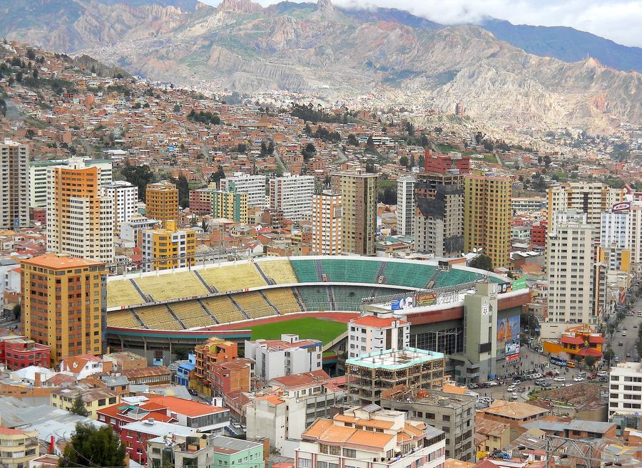 foto: stadionul din La Paz, situat la peste 3.600 de metri deasupra nivelului mării / wikipedia Infantino promite un Campionat Mondial în Bolivia, țara unde nimeni nu vrea să joace!