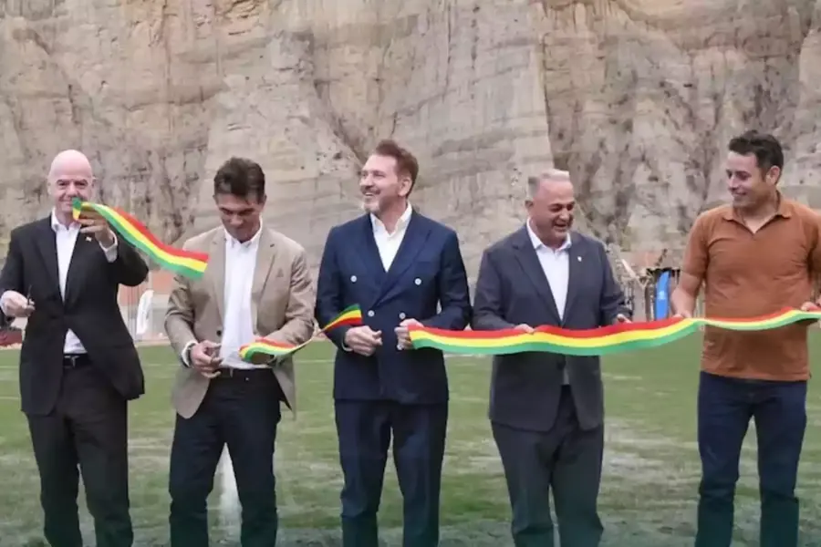 foto: Gianni Infantino (în stânga) în Bolivia / La Derecha Diario Infantino promite un Campionat Mondial în Bolivia, țara unde nimeni nu vrea să joace!