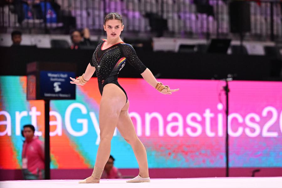 Denisa Golgotă, elegantă pe sol FOTO Imago Images Două finale pentru România la Campionatele Mondiale de la Jakarta » Cu cine concurează Sabrina Voinea și Denisa Golgotă