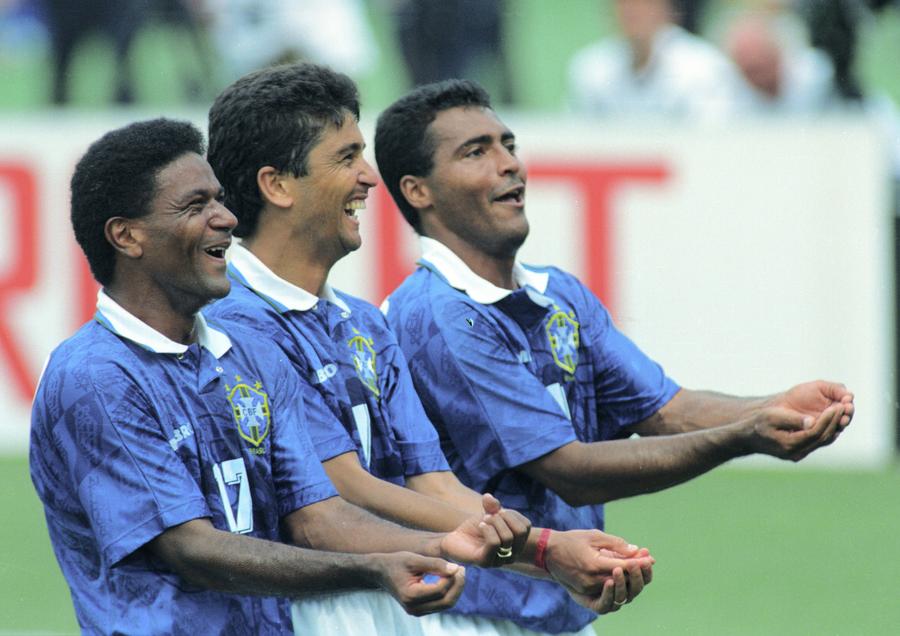 Bebeto (centru), alături de Romario (dreapta) și Mazinho (stânga), făcând celebrul gest „Rocking the baby” // FOTO: Imago Images „Dacă aș fi avut un cuțit, m-aș fi înjunghiat” » Povestea „Tragediei de la Pasadena” și drama lui Roberto Baggio
