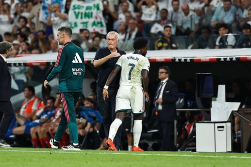 Jose Mourinho schimbându-l pe Vinicius. O imagine tot mai frecventă la Real Madrid / Foto: Imago