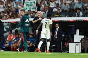 Mourinho, după ce l-a înlocuit: „Vini era trist?” » Brazilianul replică pe rețelele de socializare