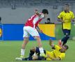 Darius Olaru s-a accidentat în Royale Union SG - Hapoel Beer Sheva / FOTO: captură @Prima Sport