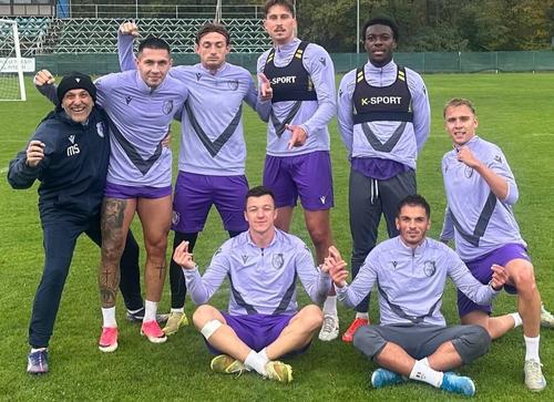 Robert Moldoveanu (al doilea din stânga, sus) este din nou la fotbal