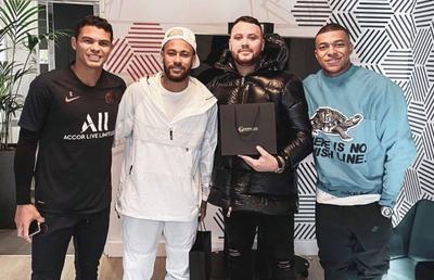 Telefoanele care au cucerit vedetele » Pe ce au cheltuit Neymar și Messi câte 5.000 de lire sterline: „Un produs incredibil”