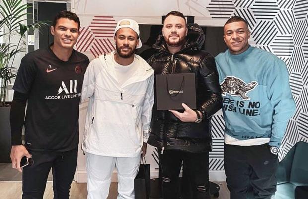 Telefoanele care au cucerit vedetele » Pe ce au cheltuit Neymar și Messi câte 5.000 de lire sterline: „Un produs incredibil”