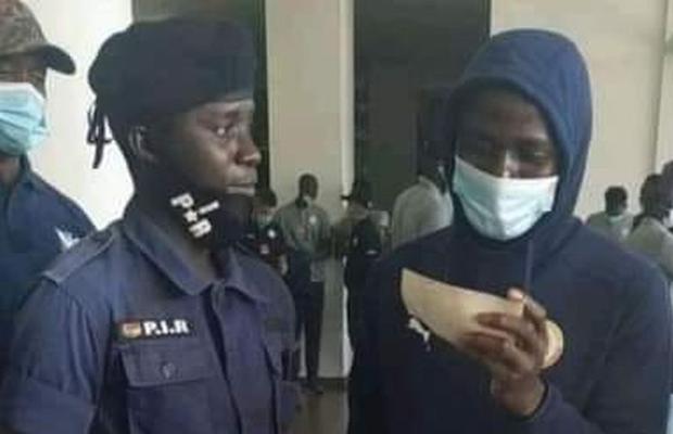 FOTO Moment viral cu Sadio Mane » Starul lui Liverpool, oprit de un polițist în Guineea-Bissau. Motivul face ravagii pe internet