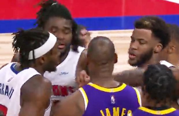 LeBron James, eliminat după ce și-a umplut adversarul de sânge! Meciul din NBA, marcat de un scandal monstru
