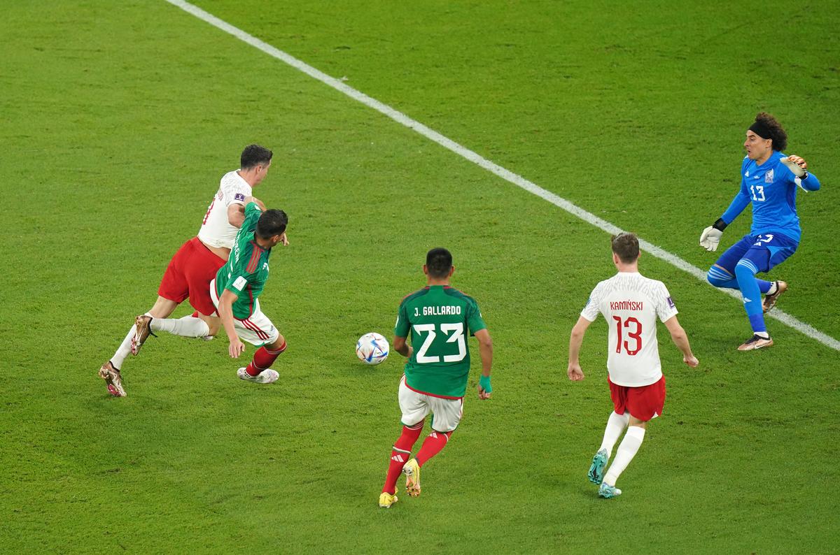 Lewandowski a ratat șansa primului gol la Mondial » Fază controversată în Mexic - Polonia