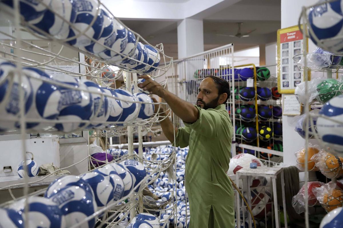 70% din mingile din lume sunt produse într-un singur orășel din Pakistan! O mare parte dintre ele sunt cusute manual