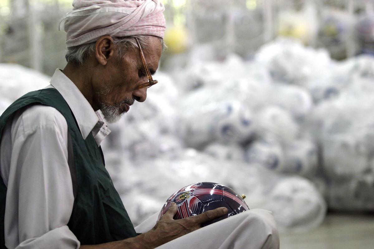 FOTO 70% din mingile din lume sunt cusute manual intr-un singur orășel din Pakistan!