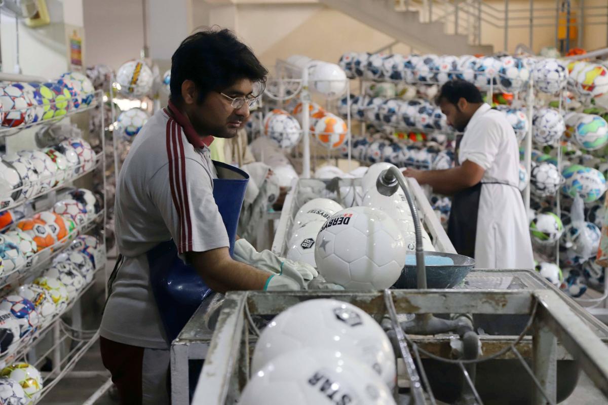 70% din mingile din lume sunt produse într-un singur orășel din Pakistan! O mare parte dintre ele sunt cusute manual