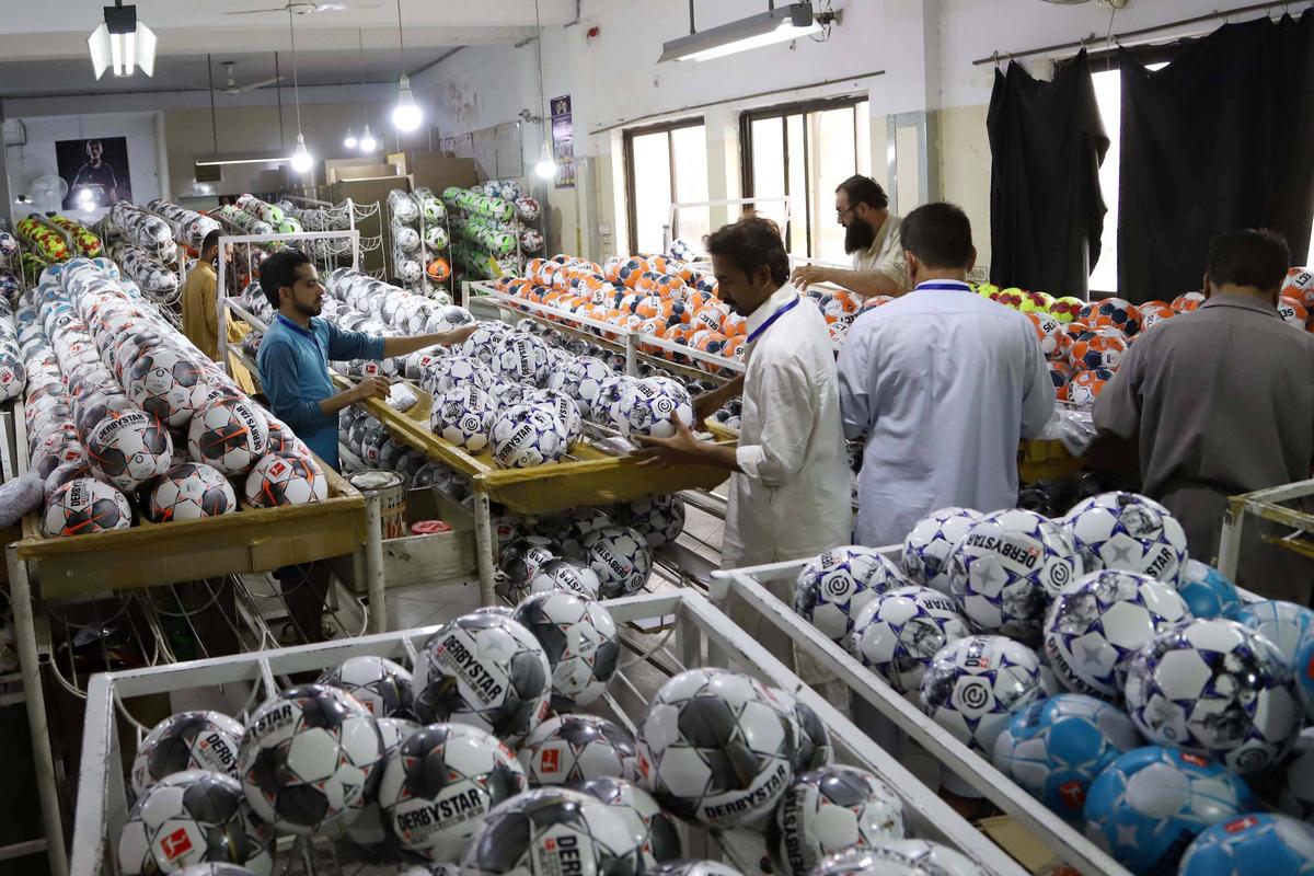 70% din mingile din lume sunt produse într-un singur orășel din Pakistan! O mare parte dintre ele sunt cusute manual