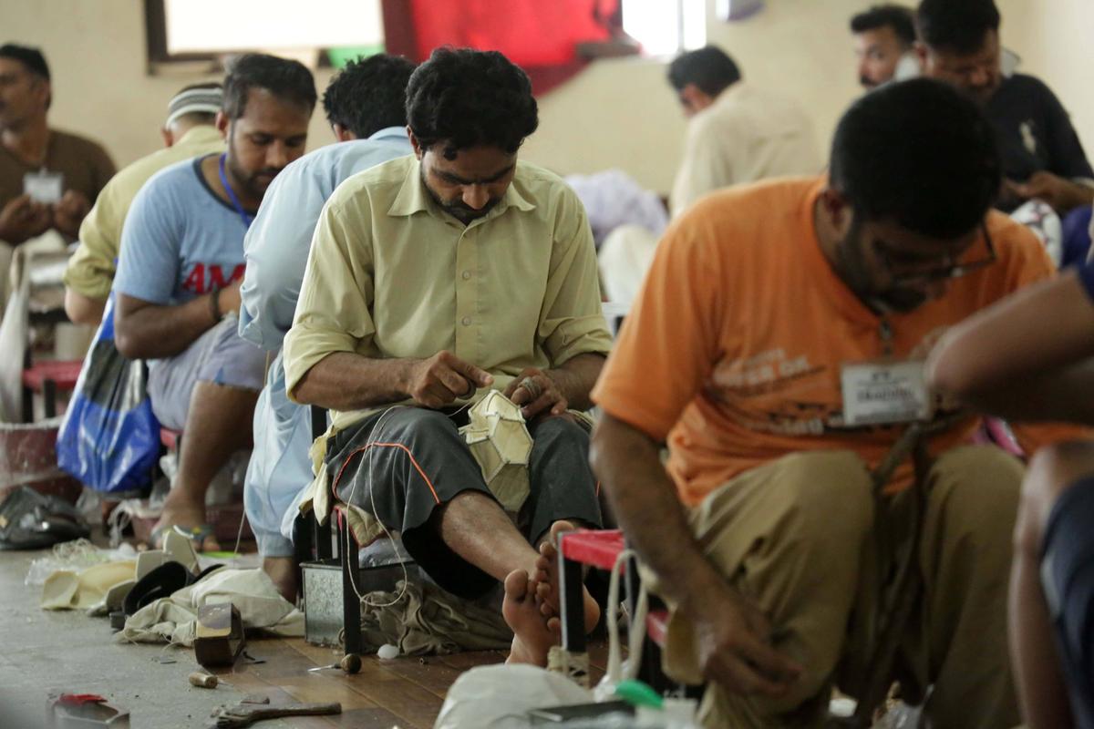 FOTO 70% din mingile din lume sunt cusute manual intr-un singur orășel din Pakistan!
