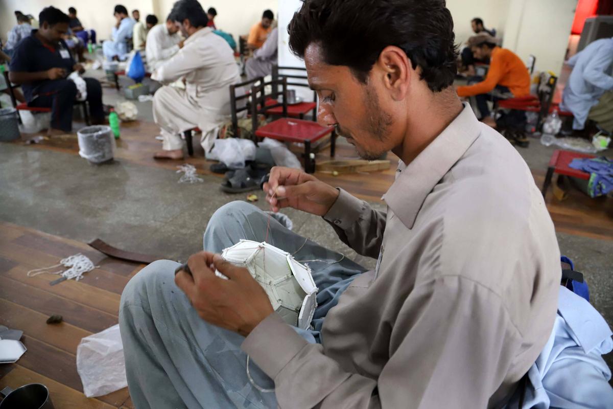 FOTO 70% din mingile din lume sunt cusute manual intr-un singur orășel din Pakistan!