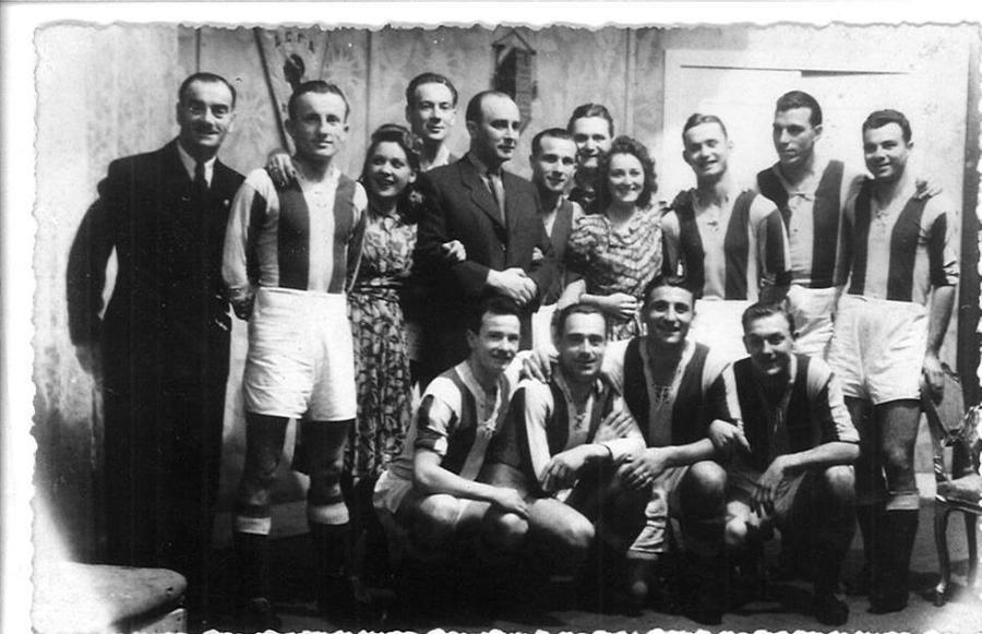 Kovacs, al doilea din stânga pe rândul de sus, lângă antrenorul Ronay, pe când CS Oradea juca în Ungaria „Doar bunicul și alți 4 fotbaliști din lume au fost la primele 3 Mondiale” » Povestea celui mai tânăr român prezent la un turneu final