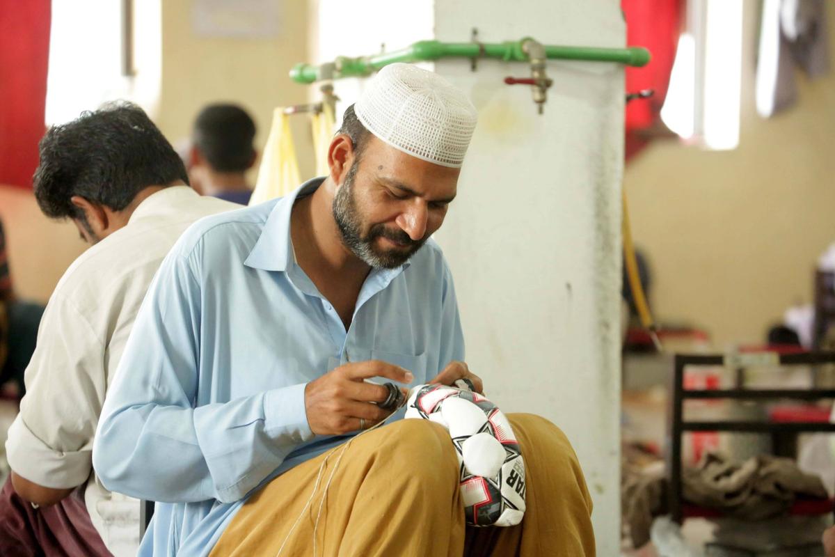 70% din mingile din lume sunt produse într-un singur orășel din Pakistan! O mare parte dintre ele sunt cusute manual