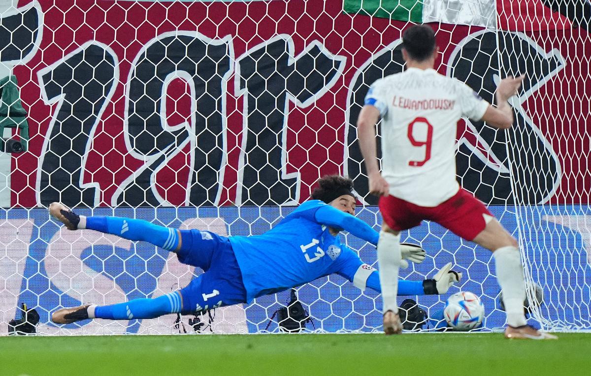 Lewandowski a ratat șansa primului gol la Mondial » Fază controversată în Mexic - Polonia