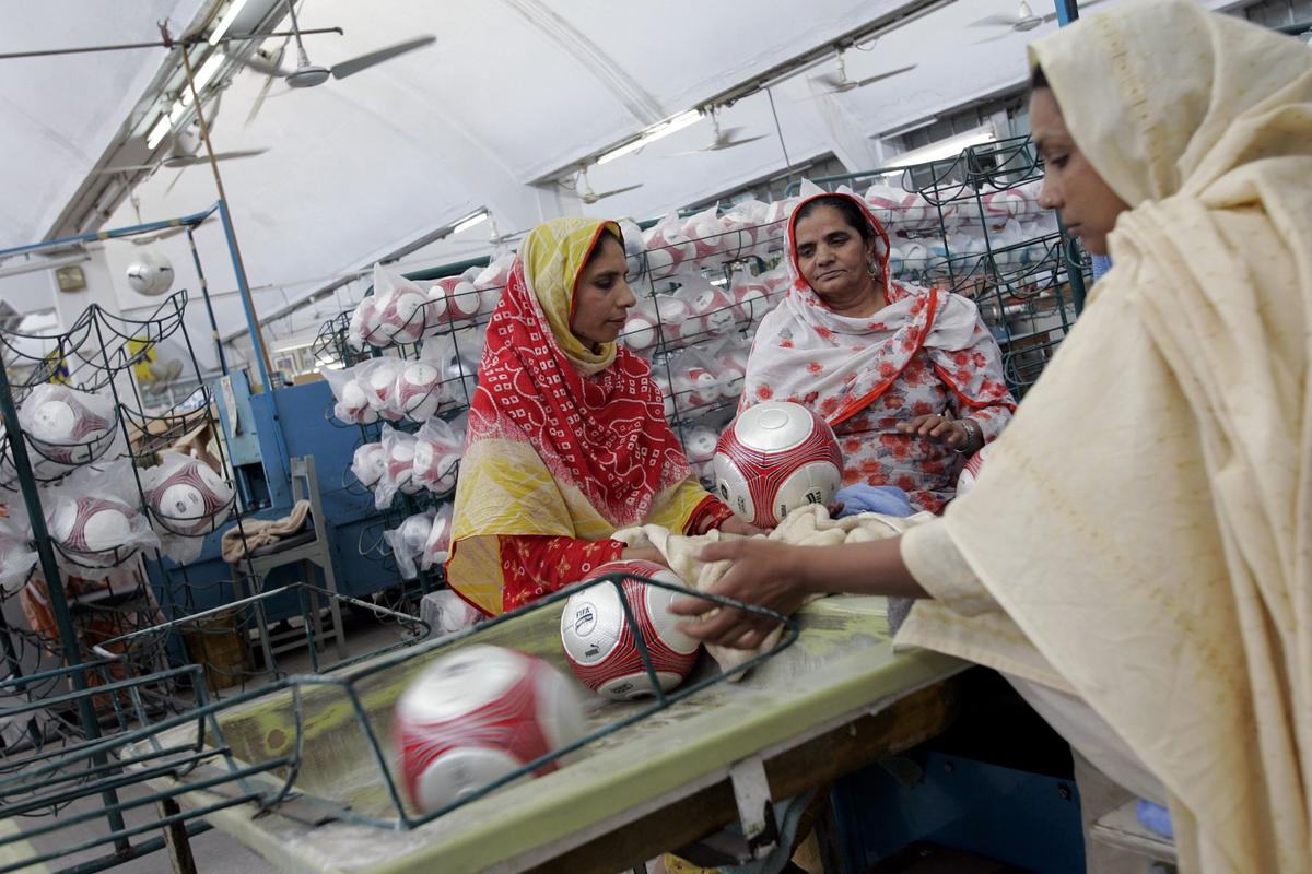 70% din mingile din lume sunt produse într-un singur orășel din Pakistan! O mare parte dintre ele sunt cusute manual