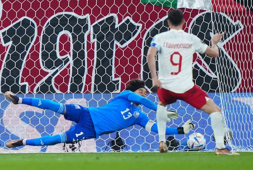 Lewandowski a rata un penalty în Mexic - Polonia/ foto Imago Images