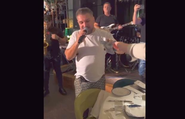 Jucătorii României au petrecut după calificarea la EURO » Iubitele și soțiile lor au atras toate privirile + Florin Tănase, dedicații cu Adi de la Vâlcea