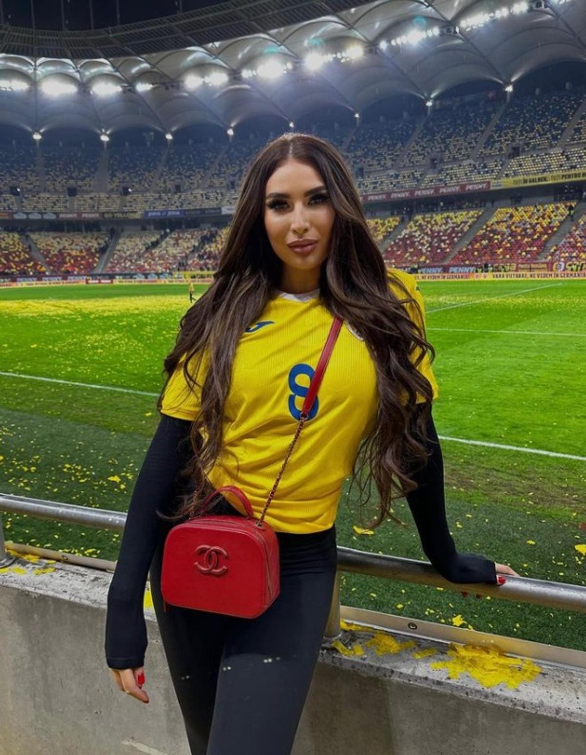 Cum a apărut fiica cea mică a Anamariei Prodan în tribune, la România – Elveția. Geanta scumpă pe care a afișat-o