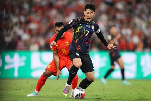 Son, vedeta sud-coreenilor și a lui Tottenham, a reușit o „dublă” cu China
