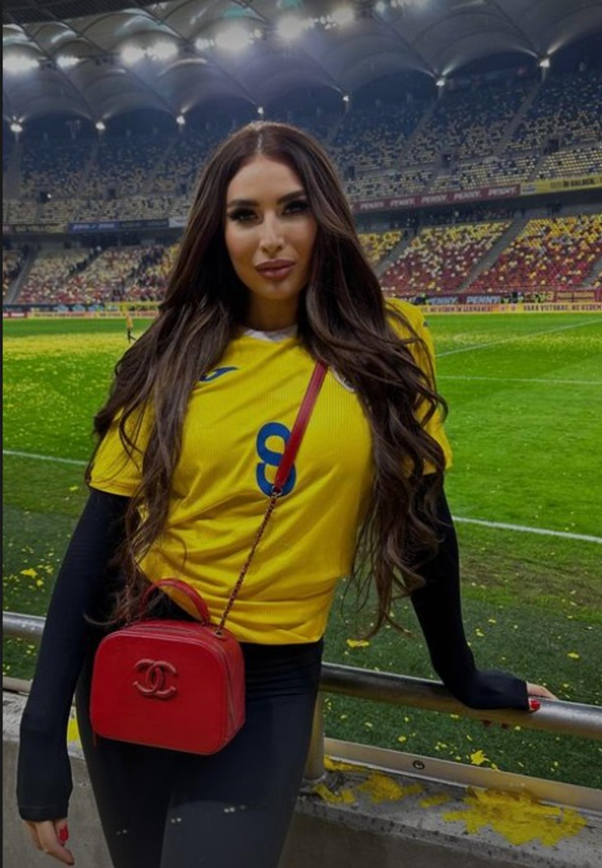 Cum a apărut fiica cea mică a Anamariei Prodan în tribune, la România – Elveția. Geanta scumpă pe care a afișat-o
