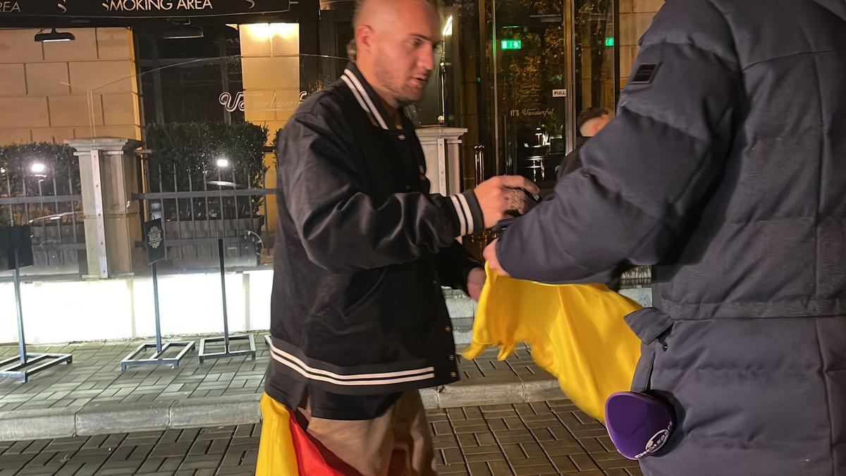 Jucătorii României au petrecut după calificarea la EURO » Iubitele și soțiile lor au atras toate privirile + Florin Tănase, dedicații cu Adi de la Vâlcea