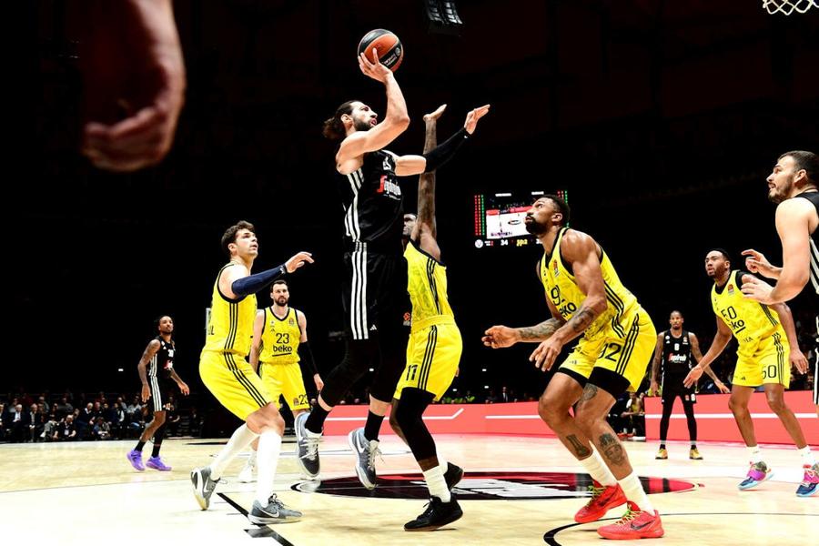 Tornike Shenghelia, în maioul lui Virtus Bologna, contra lui Fenerbahce Istanbul/Foto: euroleaguebasketball.net Caz uluitor în baschetul european: căpitanul naționalei Georgiei a jucat două meciuri în mai puțin de 24 de ore!