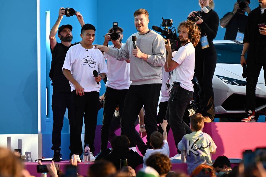 Americanul MrBeast este influencerul cu cei mai mulți abonați din lume pe YouTube / Foto: Imago „Ai 40 de ani, ești pe cale să mori!”. Reacția de milioane de like-uri dată de Cristiano celui mai faimos YouTuber
