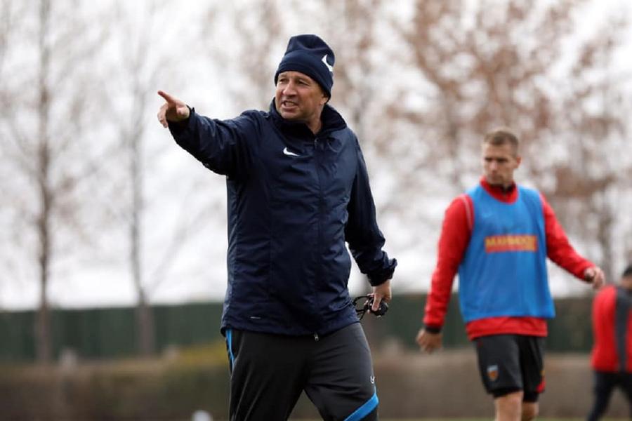 Dan Petrescu a părăsit-o pe Kayserispor după doar opt meciuri. Foto: Kayserispor Marius Șumudică vs. Dan Petrescu, o rivalitate de la distanță » Conflictul dus la extreme peste care cei doi antrenori nu au trecut nici acum