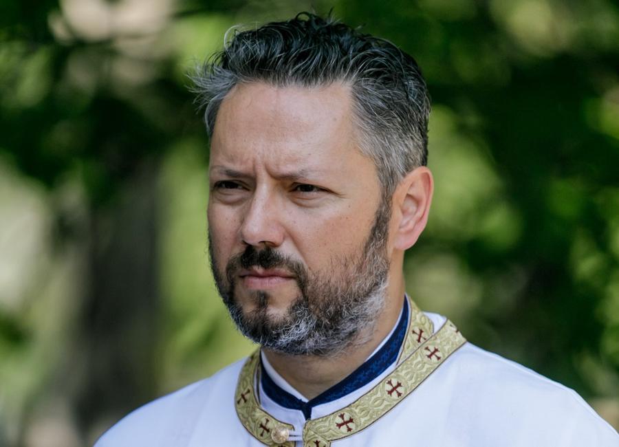 Doctorul Mindea, în haine preoțești. Foto: Doxologia.ro Doctorul-preot care l-a operat pe Gigi Becali, în mijlocul unor acuzații grave: malpraxis și metode controversate