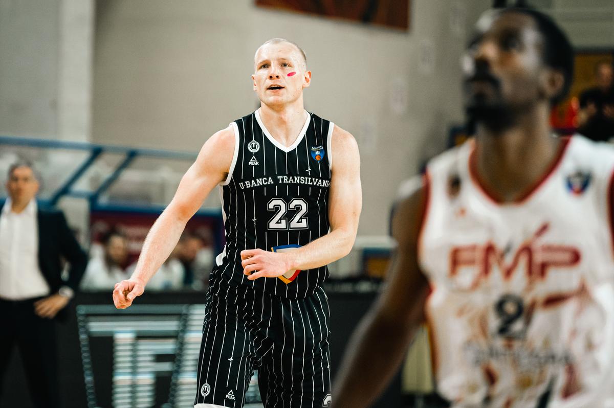 Jucătorii lui U-BT Cluj-Napoca, cu o dungă de ruj sub ochi, în duelul cu FMP Belgrad