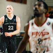 Jucătorii lui U-BT Cluj-Napoca, cu o dungă de ruj sub ochi, în duelul cu FMP Belgrad/Foto: Dragana Stjepanovic (aba-liga.com)