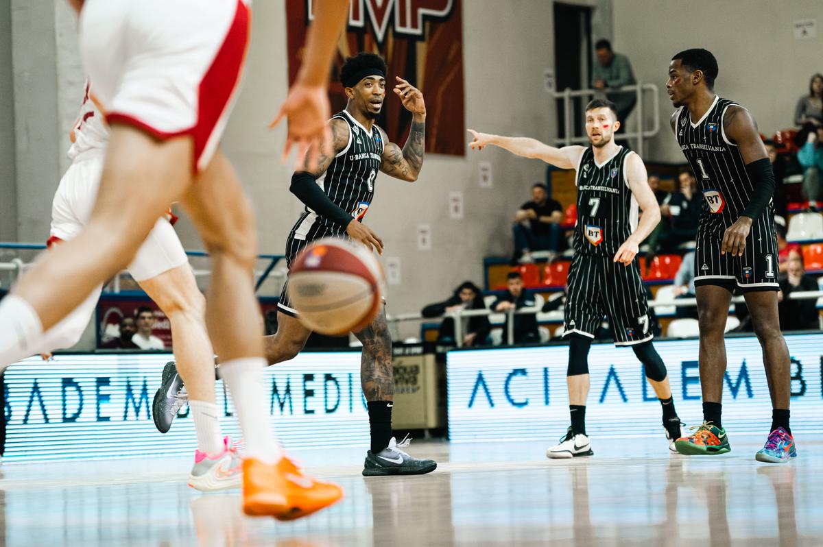Jucătorii lui U-BT Cluj-Napoca, cu o dungă de ruj sub ochi, în duelul cu FMP Belgrad