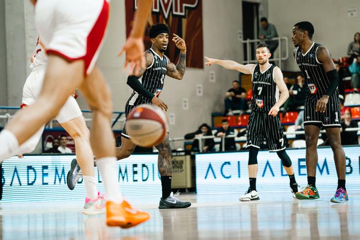 Jucătorii lui U-BT Cluj-Napoca, cu o dungă de ruj sub ochi, în duelul cu FMP Belgrad/Foto: Dragana Stjepanovic (aba-liga.com)