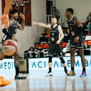 Jucătorii lui U-BT Cluj-Napoca, cu o dungă de ruj sub ochi, în duelul cu FMP Belgrad/Foto: Dragana Stjepanovic (aba-liga.com)