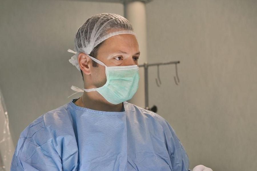 Doctorul Mindea operează „la standard american”, precizează site-ul acestuia. Foto: Mindea.ro Doctorul-preot care l-a operat pe Gigi Becali, în mijlocul unor acuzații grave: malpraxis și metode controversate