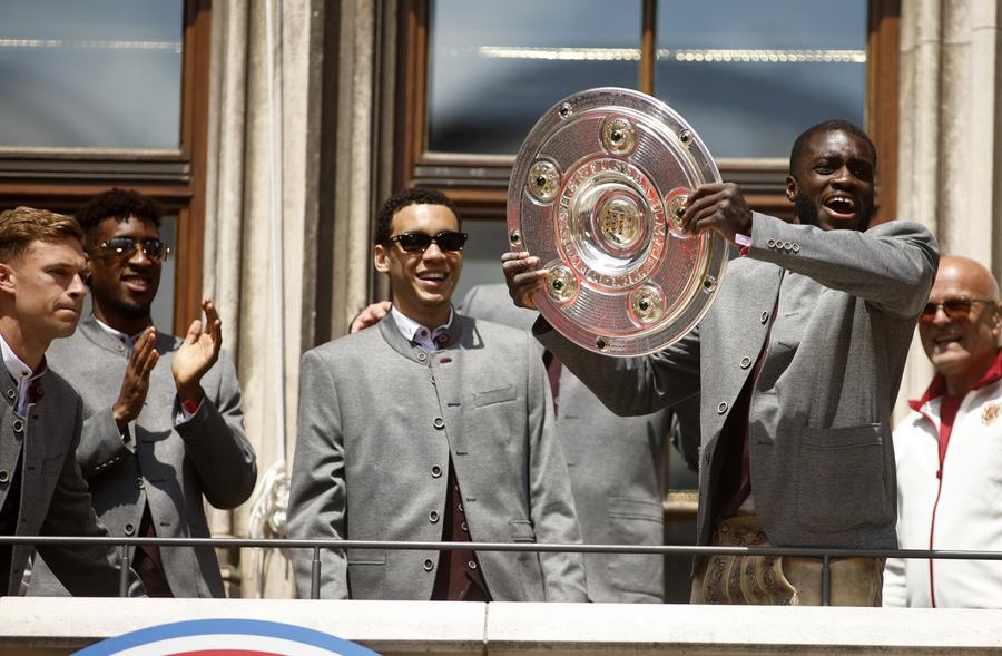 Dayot Upamecano, sărbătorind cel de-al treilea titlu de campion în Bundesliga (sezonul 2024/2025) // FOTO: Getty Images Un colos s-a retras! Va fi o luptă în trei pentru semnătura lui Dayot Upamecano