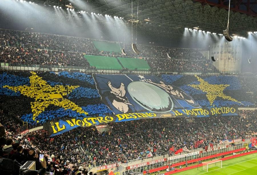 Scenografie în Curva Nord a tifosilor nerazzurri într-un derby Inter - AC Milan Primul derby al antrenorului Cristi Chivu intră în istorie: „Va fi începutul unei noi ere financiare”