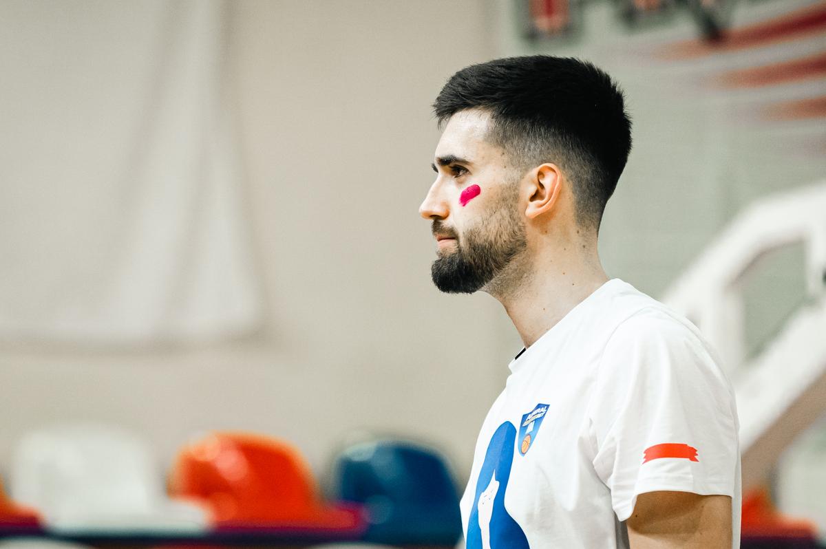 Jucătorii lui U-BT Cluj-Napoca, cu o dungă de ruj sub ochi, în duelul cu FMP Belgrad