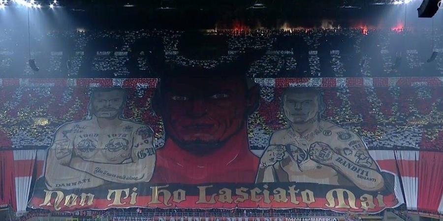 Scenografie în Curva Sud a tifosilor rossoneri într-un derby Inter - AC Milan Primul derby al antrenorului Cristi Chivu intră în istorie: „Va fi începutul unei noi ere financiare”