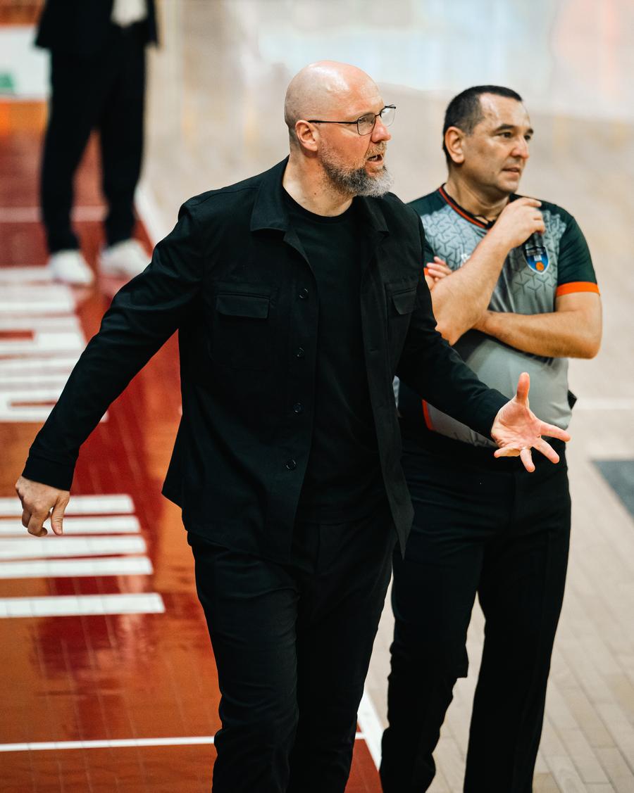 Mihai Silvășan, antrenorul lui U-BT Cluj-Napoca/Foto: Dragana Stjepanovic (aba-liga.com) În victoria cu FMP Belgrad, jucătorii lui U-BT Cluj-Napoca au purtat dungi de ruj sub ochi » Care este explicația